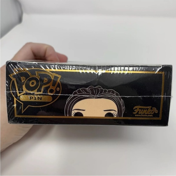 Funko POP! Special Edition Pin Hawkeye KATE BISHOP SE w/ Removable Stand NEW - Picture 6 of 7